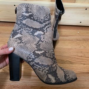 Snakeskin boots (faux)